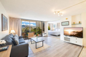 Mountain View Oasis, Steps from Beach with Parking!